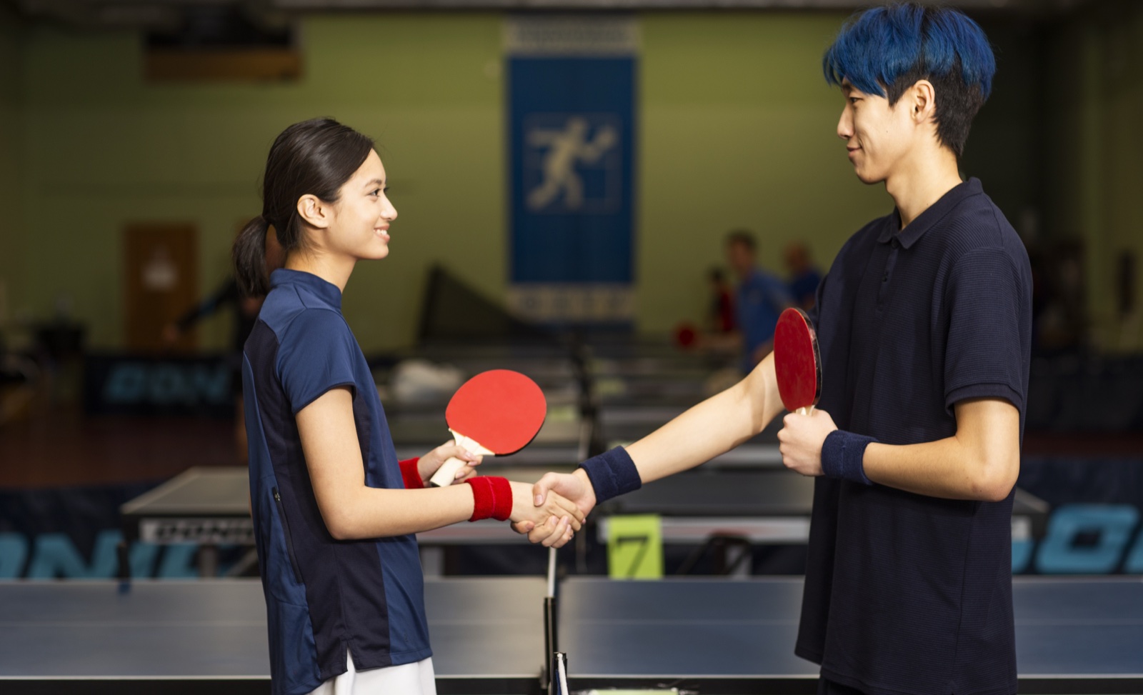 試合前後に挨拶するプレイヤー。観戦時も競技エリアと進行を妨げない
