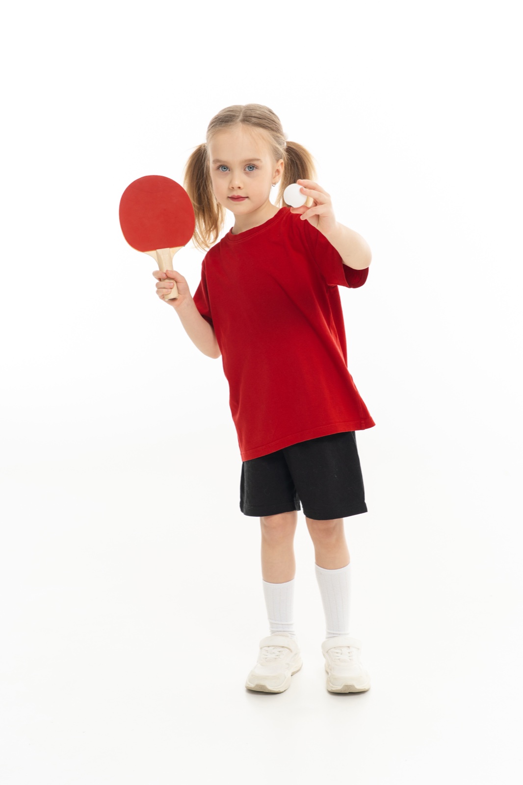 ラケットとボールを持つ子ども。年齢条件と保護者同伴を予約前に伝える