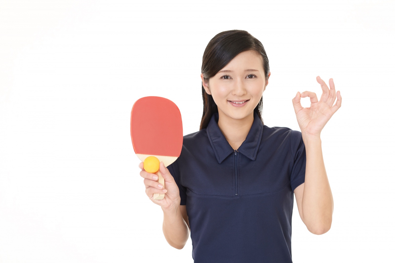 ラケットを持って構えを確認するプレイヤー。感覚だけでなく同じ条件の記録を残す